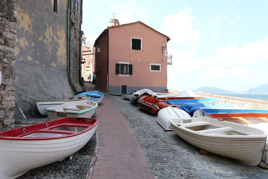 Barche per le vie di Tellaro. Ph. Credit Davide Papalini