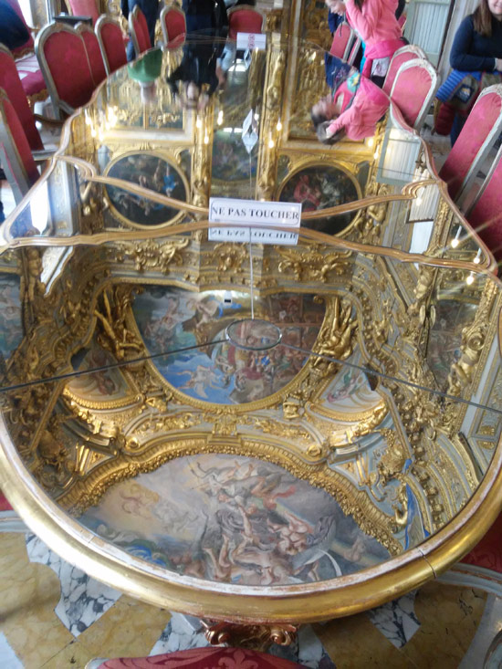 Il tavolo con specchio al centro della Galleria