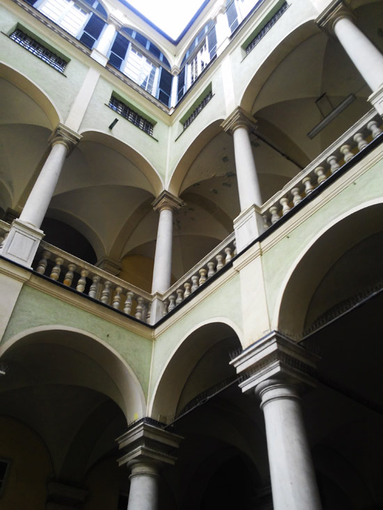 Il doppio loggiato di Palazzo Balbi-Senarega a Genova visto dal cortile interno Il doppio loggiato di Palazzo Balbi-Senarega a Genova visto dal cortile interno