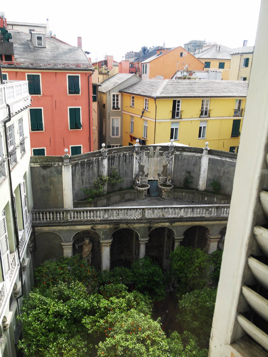La vista sul giardino dalla Galleria La vista sul giardino dalla Galleria