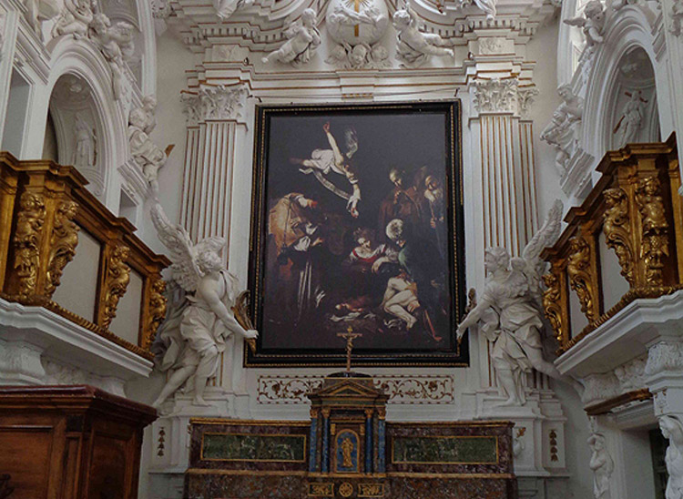 L'altare nell'oratorio di San Lorenzo prima del 2015, con una semplice riproduzione della fotografia Brai. Copyright Factum Arte