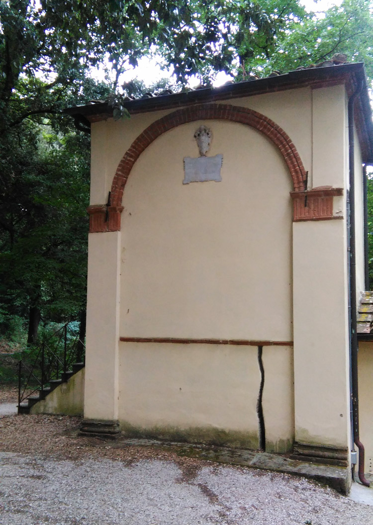 La Cappella della Crocifisisone con all'esterno la finta crepa