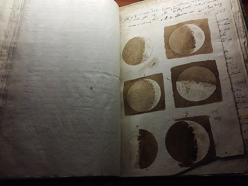 Galileo Galilei, Astronomia. Osservazioni delle fasi lunari, novembre-dicembre 1609 (1609; manoscritto cartaceo autografo, disegni in acquerello su carta, 33 x 23 x 1,7 cm; Firenze, Biblioteca Nazionale Centrale, ms. Galileiano 48 Galileo Galilei, Astronomia. Osservazioni delle fasi lunari, novembre-dicembre 1609 (1609; manoscritto cartaceo autografo, disegni in acquerello su carta, 33 x 23 x 1,7 cm; Firenze, Biblioteca Nazionale Centrale, ms. Galileiano 48
