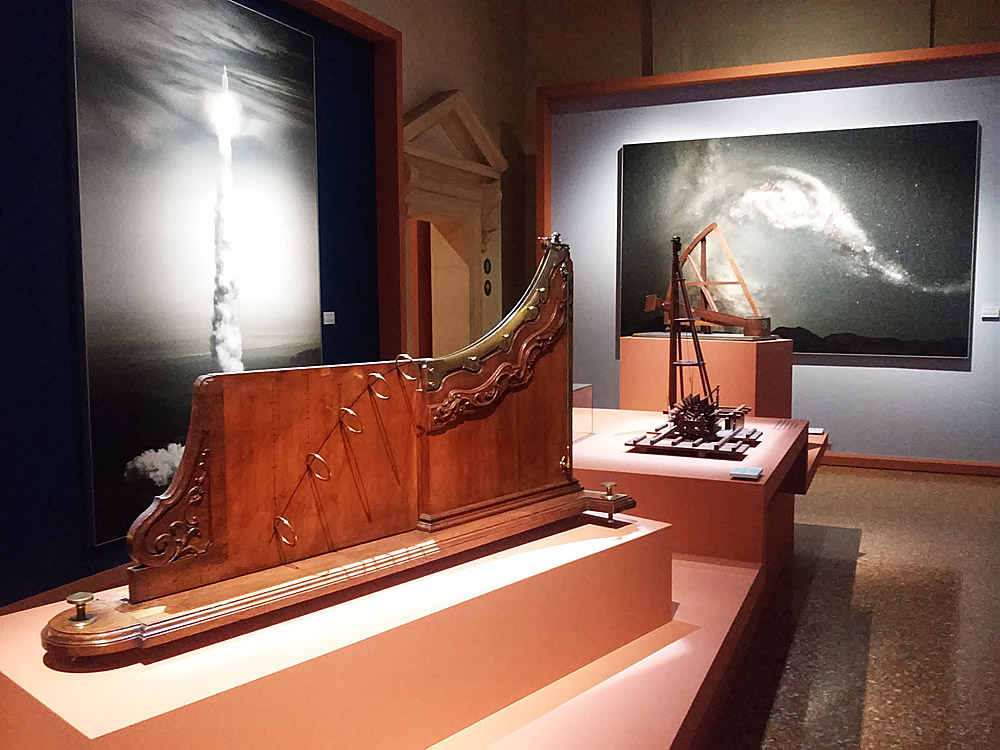 Una sala della mostra Rivoluzione Galileo Una sala della mostra Rivoluzione Galileo