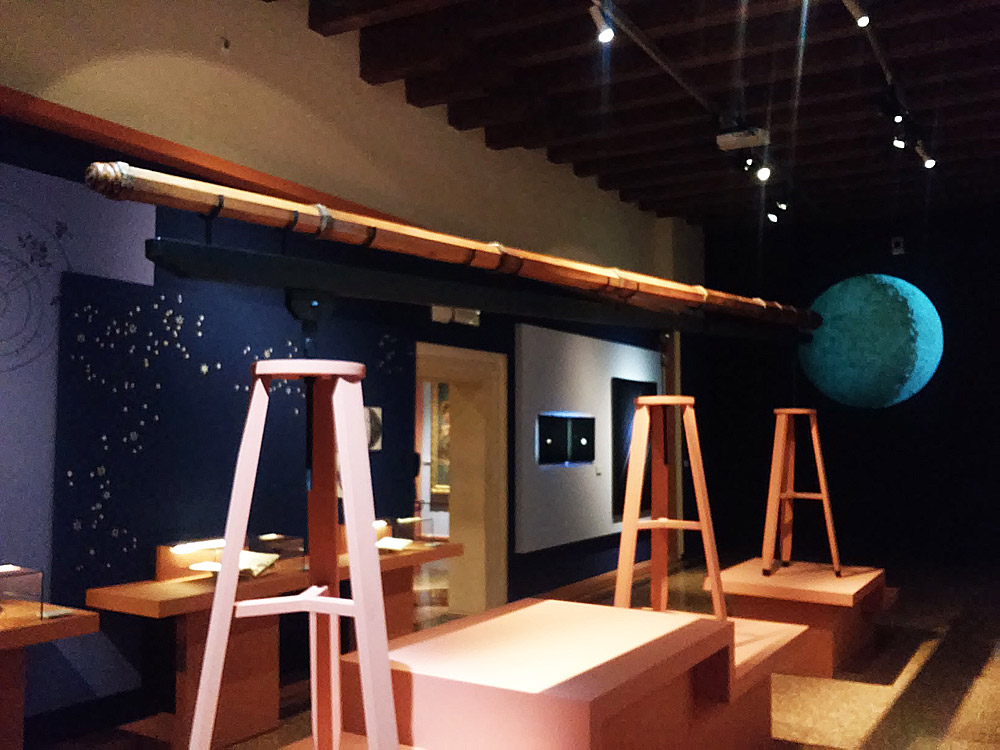Una sala della mostra Rivoluzione Galileo Una sala della mostra Rivoluzione Galileo