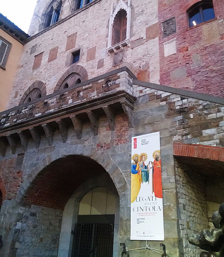 L'ingresso di Palazzo Pretorio a Prato per la mostra Legati da una cintola L'ingresso di Palazzo Pretorio a Prato per la mostra Legati da una cintola