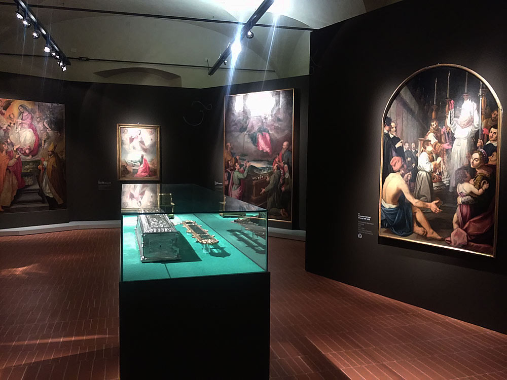 Una sala della mostra Legati da una cintola Una sala della mostra Legati da una cintola