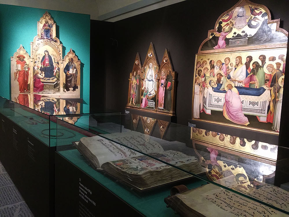 Una sala della mostra Legati da una cintola Una sala della mostra Legati da una cintola
