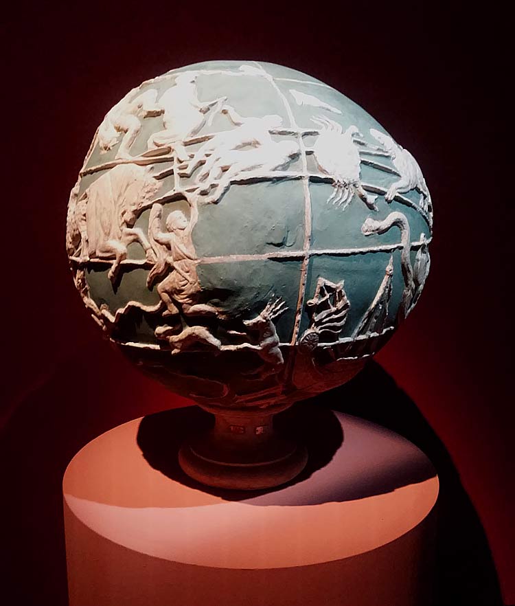 Calco della sfera dell'Atlante Farnese (1930 circa; gesso alabastrino, diametro 65 cm, altezza 75 cm; Roma, Museo della Civiltà Romana) Calco della sfera dell'Atlante Farnese (1930 circa; gesso alabastrino, diametro 65 cm, altezza 75 cm; Roma, Museo della Civiltà Romana)