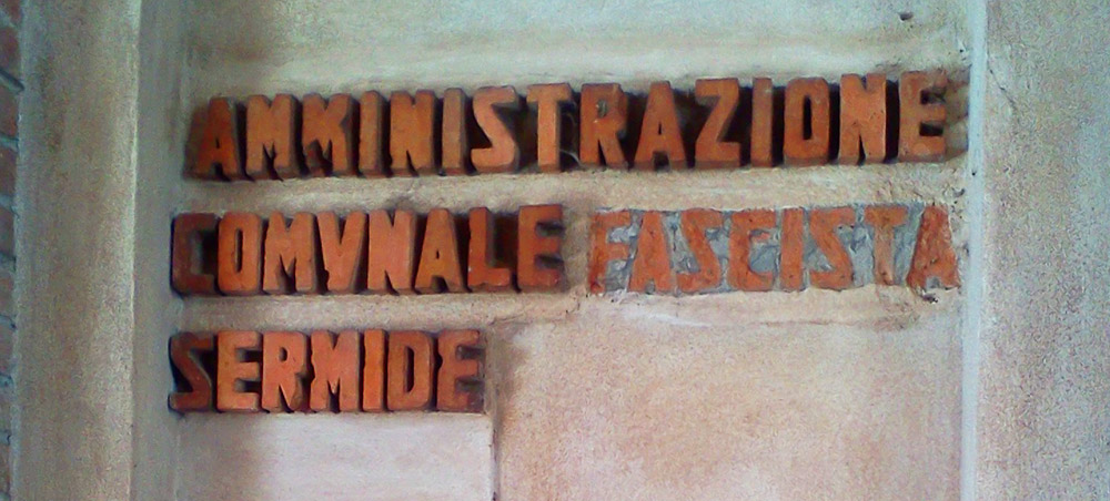 Iscrizione sulla Torre Civica di Sermide (Mantova). Ph. Credit Finestre sull'Arte