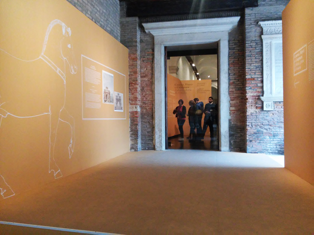 L'ingresso della mostra L'ingresso della mostra