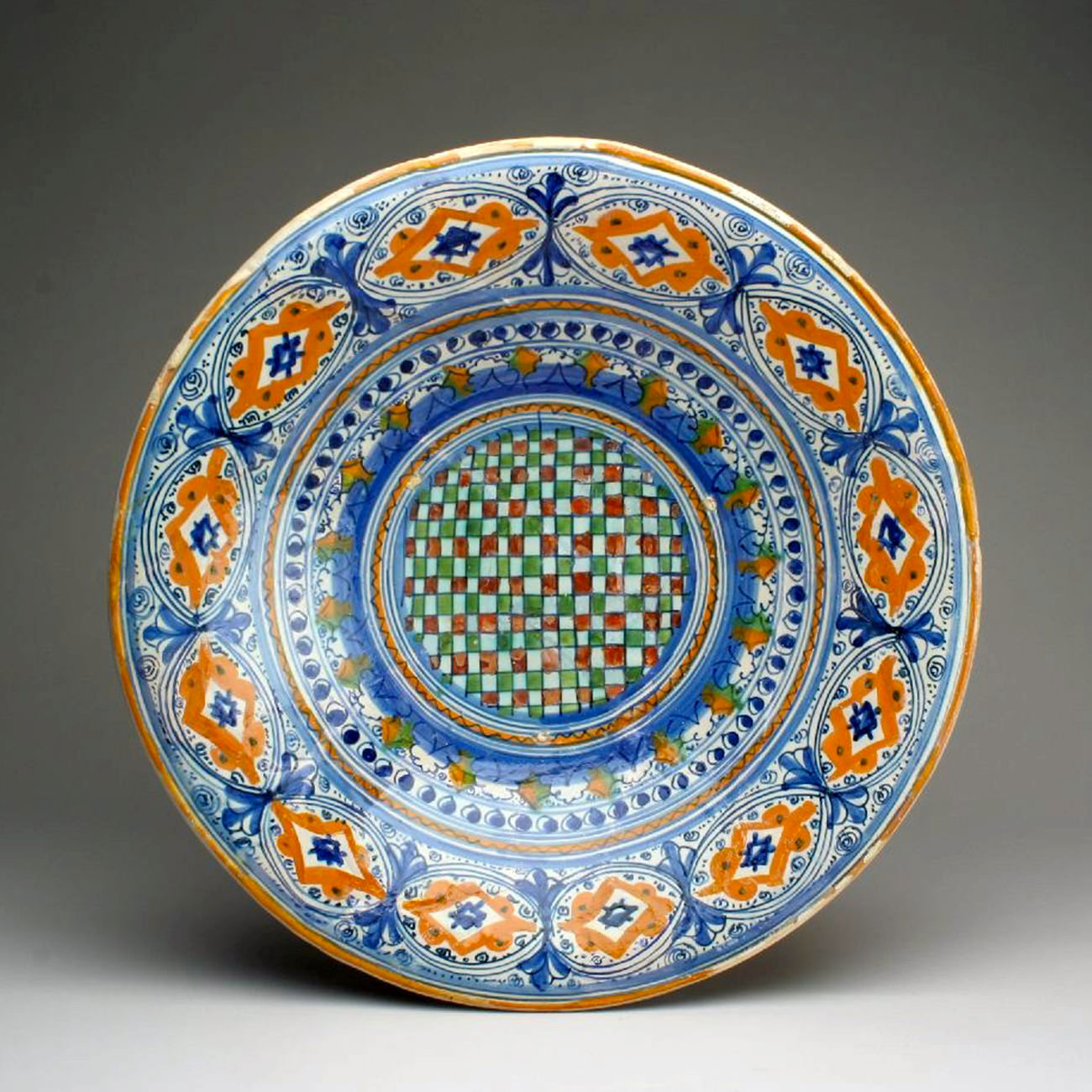 Piatto a ovali e rombi (1500-1510 circa; maiolica; Montelupo Fiorentino, Museo della Ceramica)