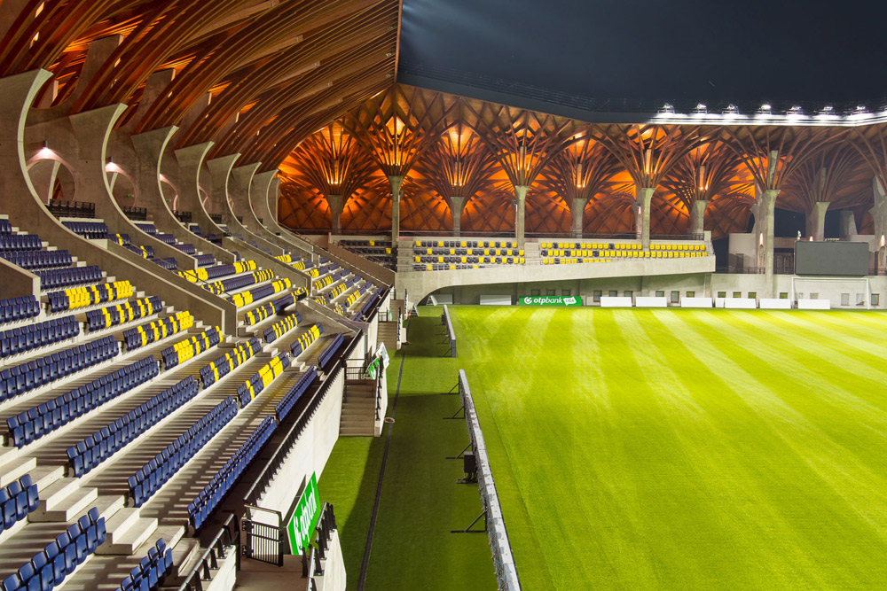 Le tribune in legno del nuovo stadio della Puskás Akadémia FC (squadra di calcio della serie A ungherese), inaugurato nel 2014 Le tribune in legno del nuovo stadio della Puskás Akadémia FC (squadra di calcio della serie A ungherese), inaugurato nel 2014