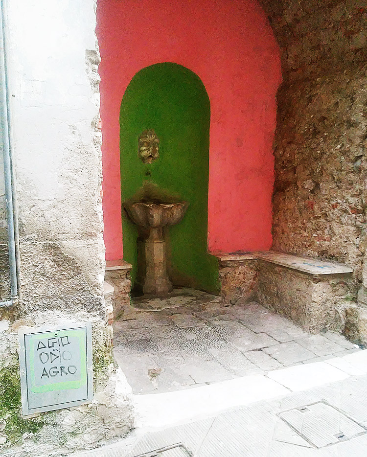 La fontana di via Finelli a Carrara dopo l'azione degli street artist
