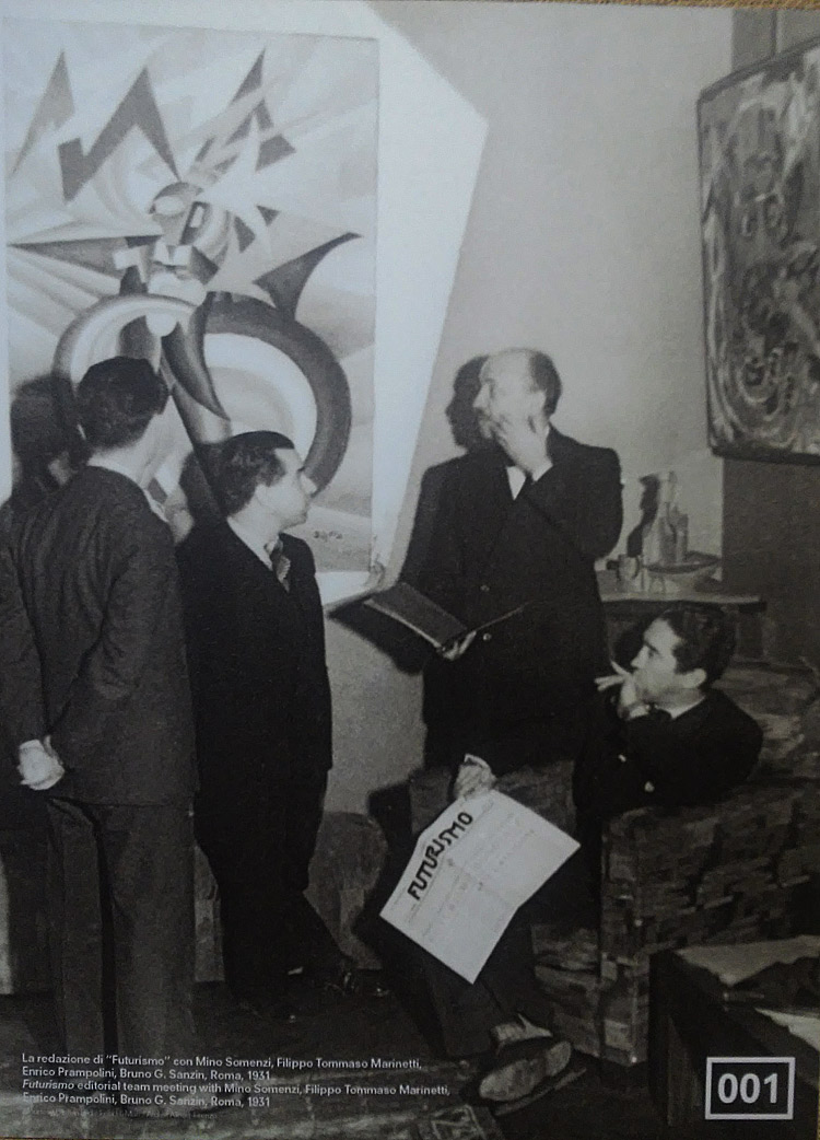 La redazione di Futurismo con Mino Somenzi, Filippo Tommaso Marinetti, Enrico Prampolini, Bruno G. Sanzin a Roma nel 1931. Sulla parete il dipinto di Fortunato Depero
