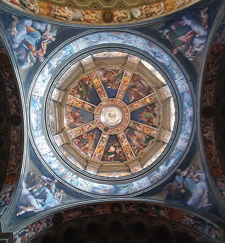Vista della cupola di Santa Maria di Campagna dal basso 