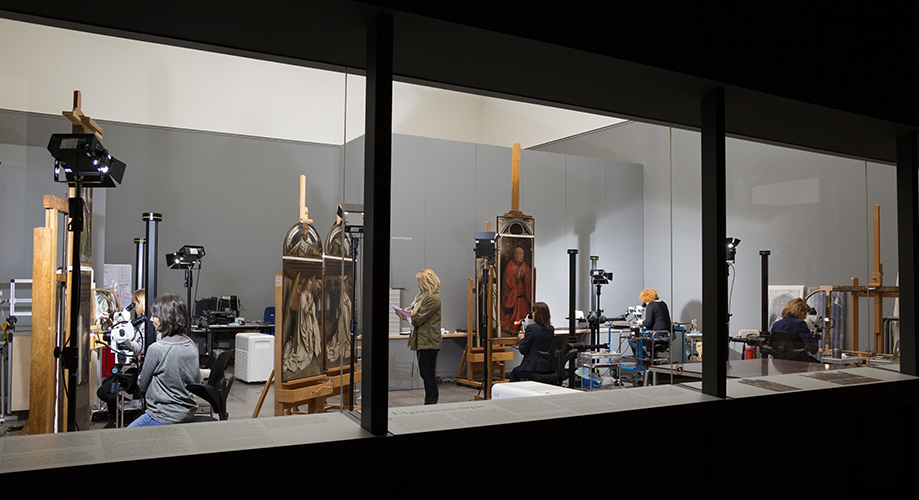Tecnici del KIK-IRPA al lavoro, nel Museo di Belle Arti di Gent, sugli scomparti del polittico. Ph. Credit KIK-IRPA
