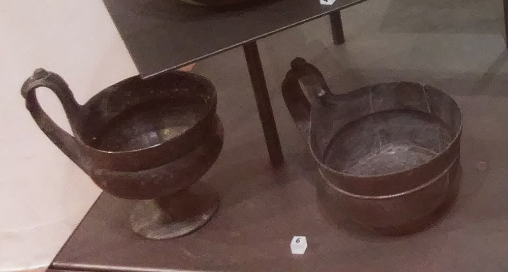 Kyathoi (fine VII - inizi VI secolo a.C.; bucchero; Chiusi, Museo Nazionale Etrusco)
Kyathoi (fine VII - inizi VI secolo a.C.; bucchero; Chiusi, Museo Nazionale Etrusco)
