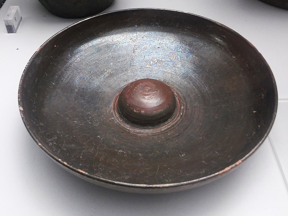 Patera ombelicata (IV secolo a.C.; ceramica a vernice nera; Viterbo, Museo Civico)
Patera ombelicata (IV secolo a.C.; ceramica a vernice nera; Viterbo, Museo Civico)