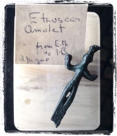 Manifattura etrusca, Nettaunghie-ciondolo, con il pegno di Eugenio Montale