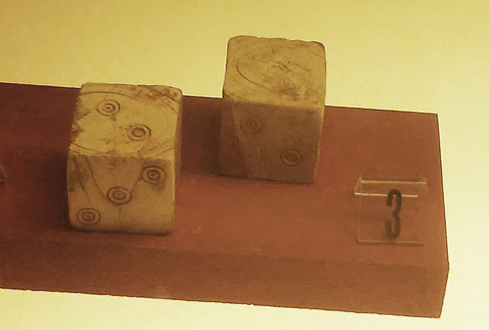 Manifattura etrusca, coppia di dadi (VII secolo a.C.; avorio; Firenze, Museo Archeologico Nazionale)