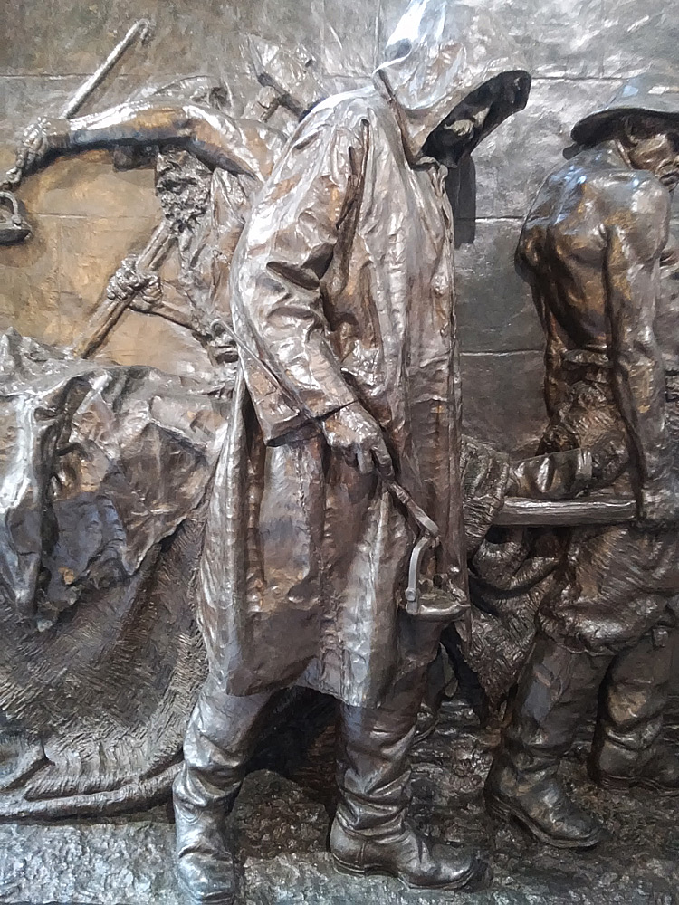 Vincenzo Vela, Monumento alle vittime del lavoro, il lavoratore incappucciato
Vincenzo Vela, Monumento alle vittime del lavoro, il lavoratore incappucciato