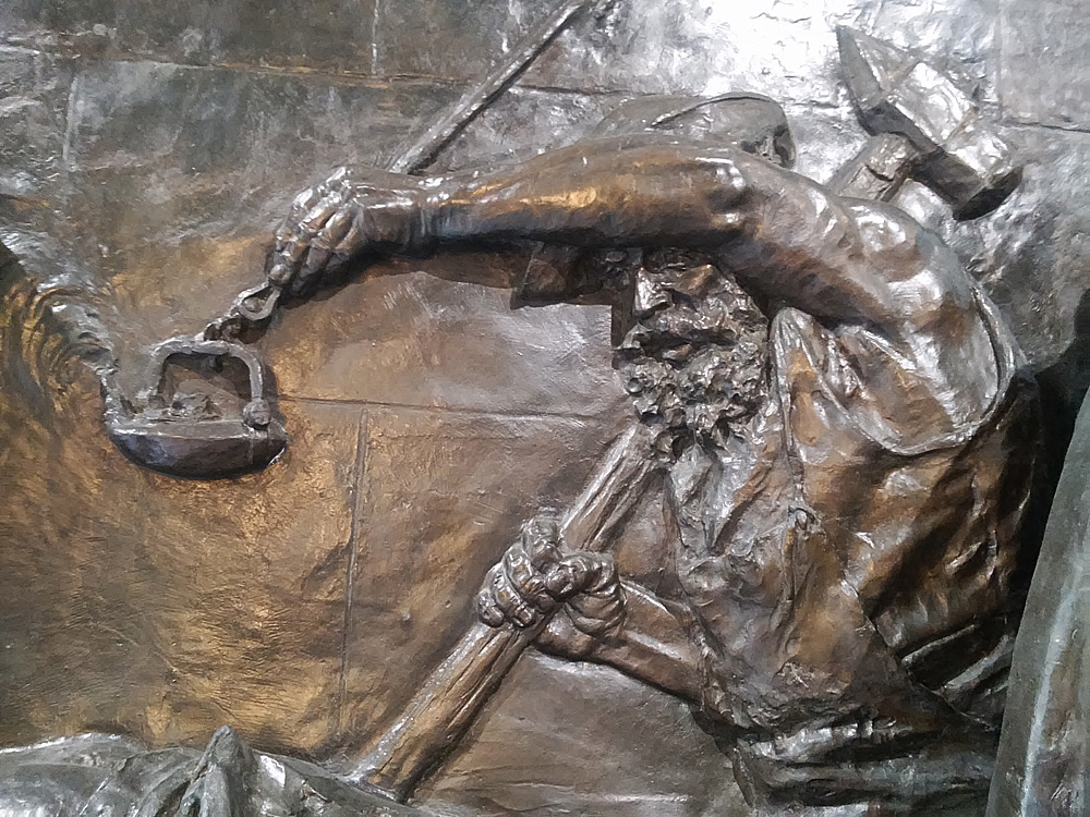 Vincenzo Vela, Monumento alle vittime del lavoro, il lavoratore con mazza e lucerna
Vincenzo Vela, Monumento alle vittime del lavoro, il lavoratore con mazza e lucerna