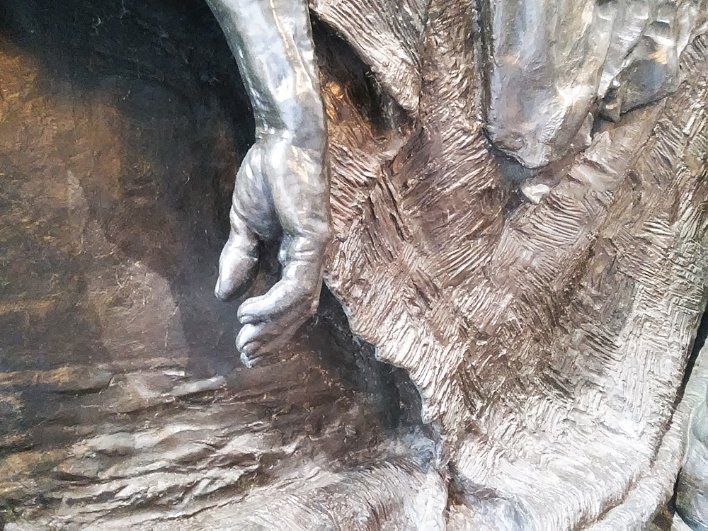 Vincenzo Vela, Monumento alle vittime del lavoro, la mano del lavoratore morto
Vincenzo Vela, Monumento alle vittime del lavoro, la mano del lavoratore morto