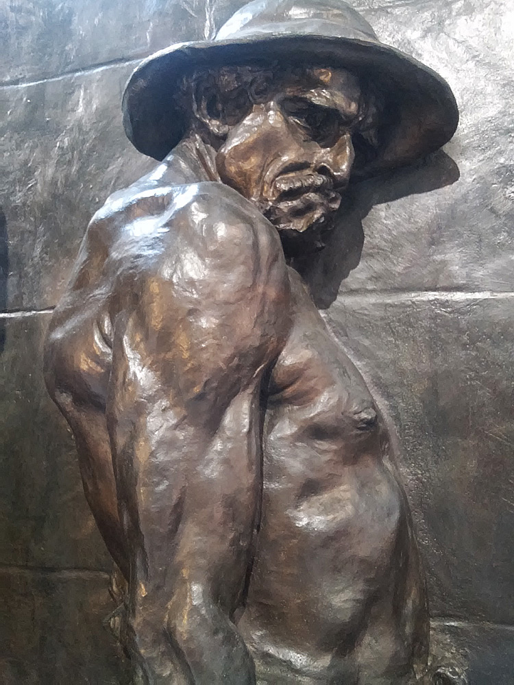 Monumento alle vittime del lavoro, uno dei due lavoratori che trasportano la barella
Monumento alle vittime del lavoro, uno dei due lavoratori che trasportano la barella
