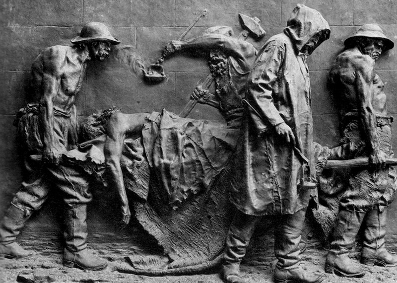 Vincenzo Vela, Monumento alle vittime del lavoro (1882, fusione del 1895; bronzo, 239 x 323 x 40 cm; Roma, Galleria Nazionale d’Arte Moderna e Contemporanea)
Vincenzo Vela, Monumento alle vittime del lavoro (1882, fusione del 1895; bronzo, 239 x 323 x 40 cm; Roma, Galleria Nazionale d’Arte Moderna e Contemporanea)
