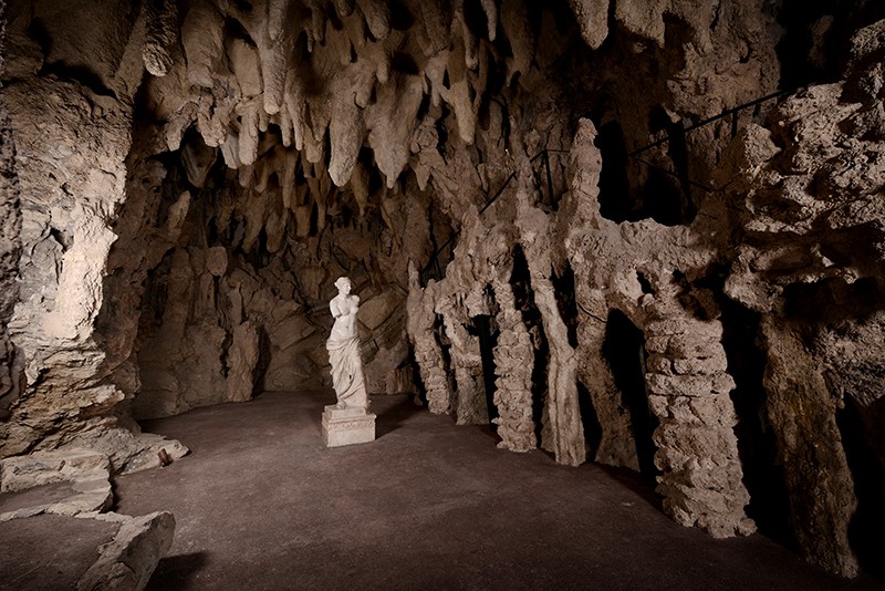 Le grotte del castello con la Venere di Milo Le grotte del castello con la Venere di Milo
