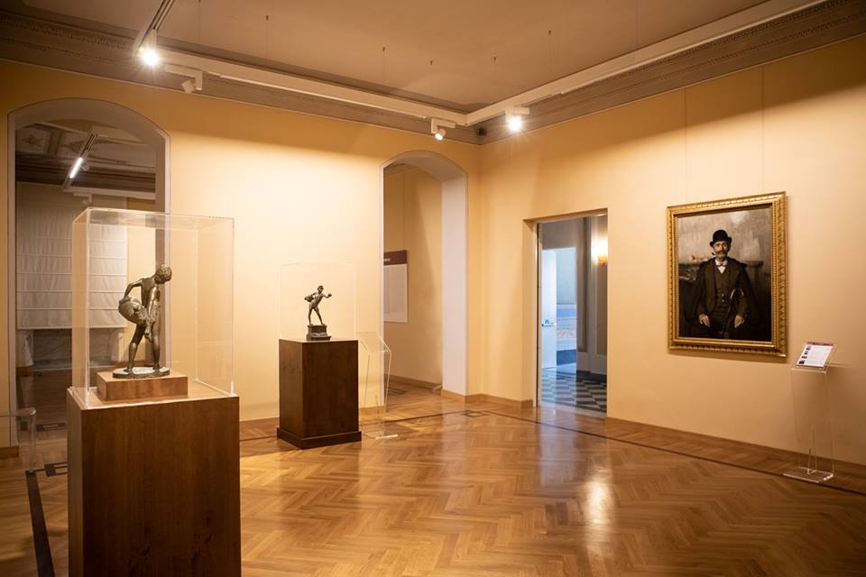 Una sala della mostra Colori e forme del lavoro a Carrara, Palazzo Cucchiari 