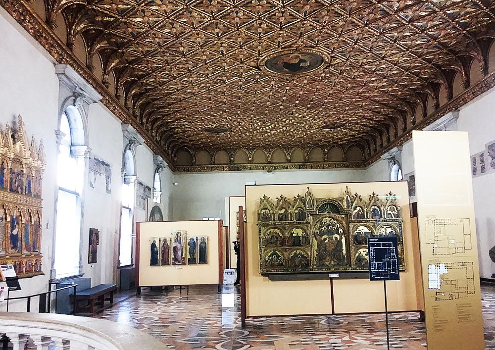 La prima sala delle Gallerie dell'Accademia, nell'antica sala del capitolo della Scuola Grande della Carità 