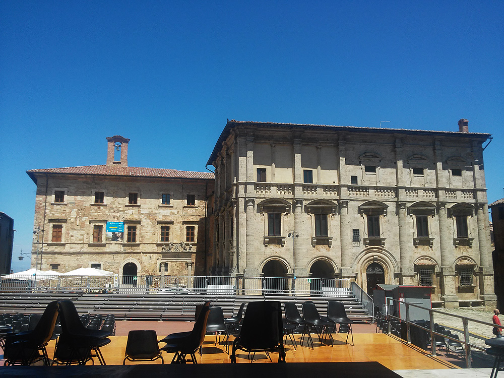 Realtà: Piazza Grande (Montepulciano) 