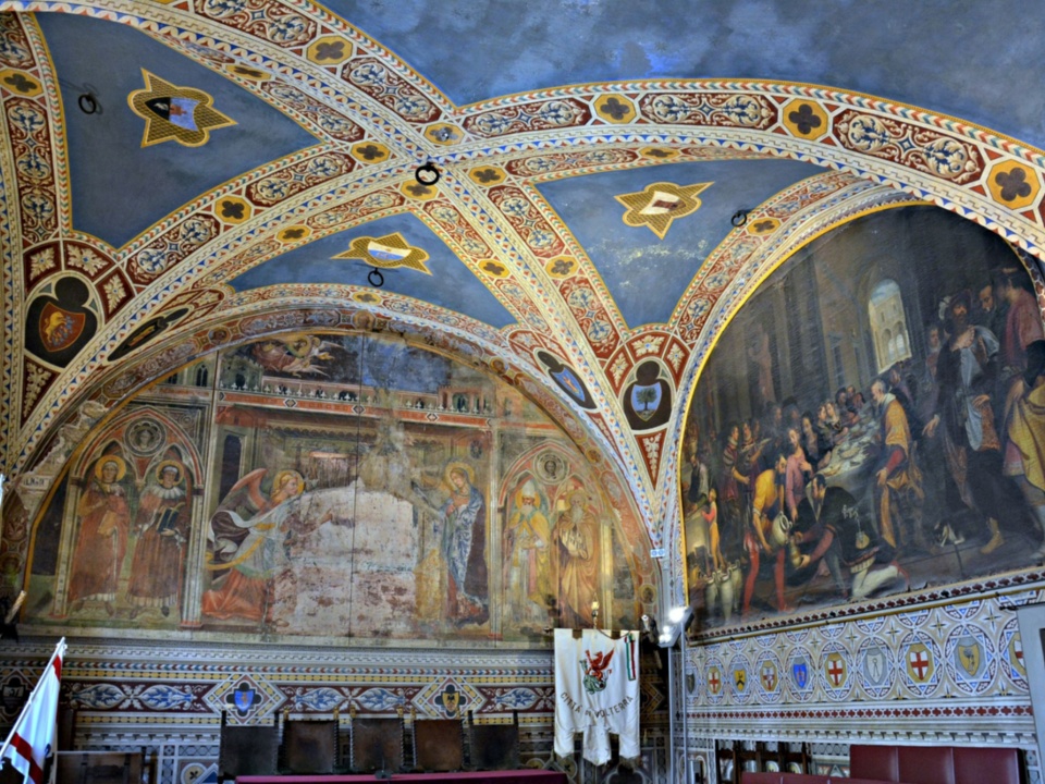 Realtà: la Sala del Consiglio di Palazzo dei Priori (Volterra) 