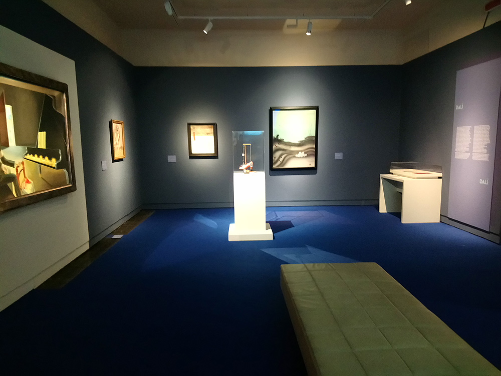 Una sala della mostra 1929: il grande surrealismo dal Centre Pompidou. Da Magritte a Duchamp 