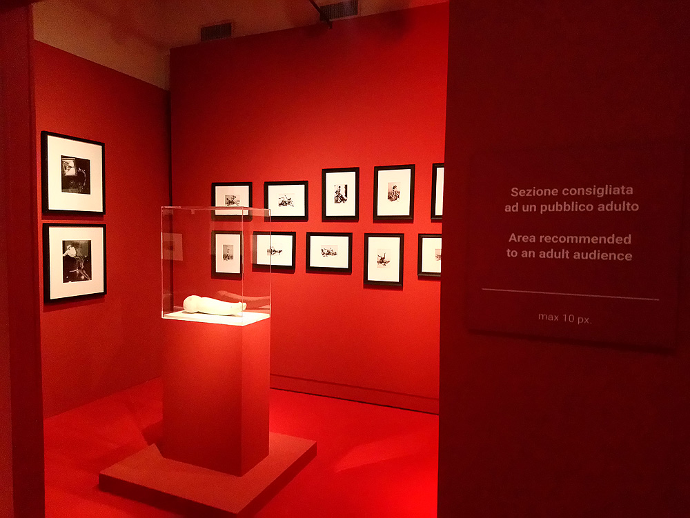 Una sala della mostra 1929: il grande surrealismo dal Centre Pompidou. Da Magritte a Duchamp 