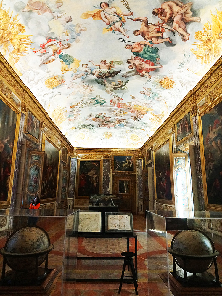 Anche un ambiente molto difficile come il Salone dell'Eneide di Palazzo Buonaccorsi è stato affrontato col dovuto rispetto: ospita una delle sezioni della mostra su Lorenzo Lotto che approfondiscono il contesto storico-culturale
