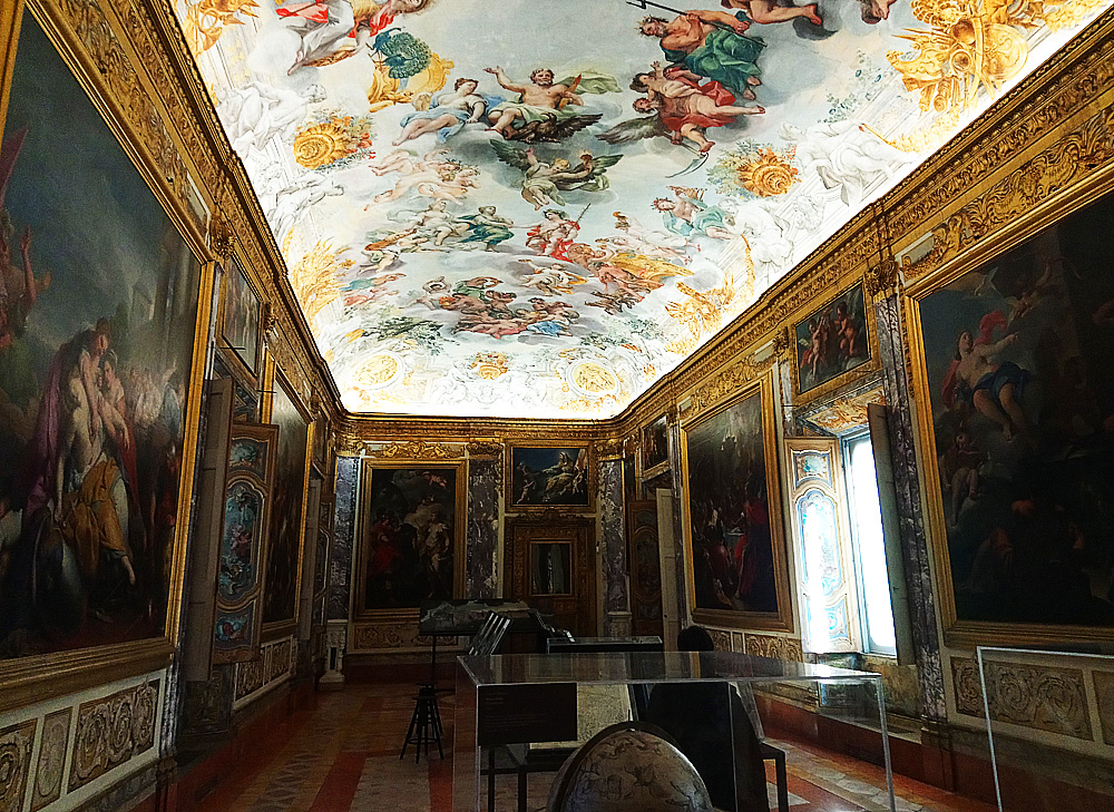 Il Salone dell'Eneide con gli allestimenti minimali per la mostra su Lorenzo Lotto 
