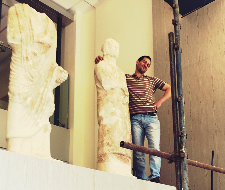 Stefano L'Occaso durante i lavori di allestimento al Museo Archeologico Nazionale di Mantova
