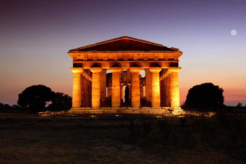 Un inno contro il razzismo: Zuchtriegel suona al piano Bella Ciao a Paestum Un inno contro il razzismo: Zuchtriegel suona al piano Bella Ciao a Paestum