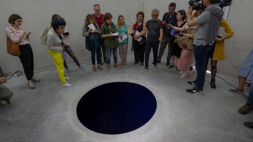 Portogallo, non si accorge dell’illusione ottica e cade dentro un’opera d’arte: turista… Portogallo, non si accorge dell’illusione ottica e cade dentro un’opera d’arte: turista…