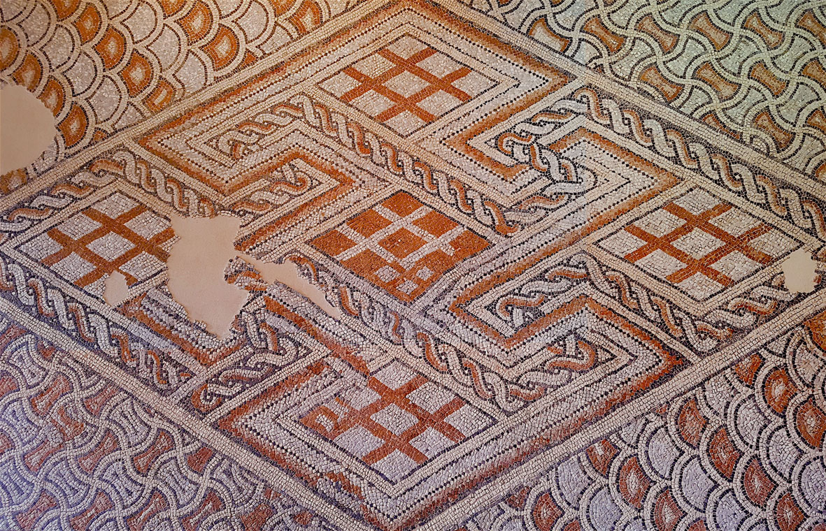 Mosaico dal cosiddetto Palazzo di Teoderico, marmo bianco d’Istria, nero d’Italia, cotto, palombino, rosa di Verona. Inizio del VI secolo.