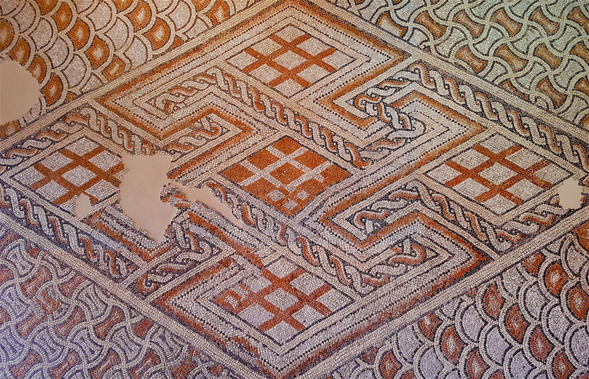 Mosaico dal cosiddetto Palazzo di Teoderico, marmo bianco d’Istria, nero d’Italia, cotto, palombino, rosa di Verona. Inizio del VI secolo.