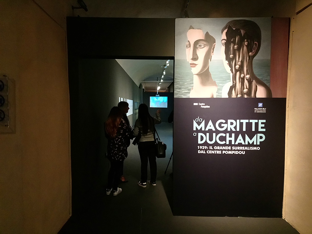 Sala della mostra sul grande surrealismo a Pisa Sala della mostra sul grande surrealismo a Pisa