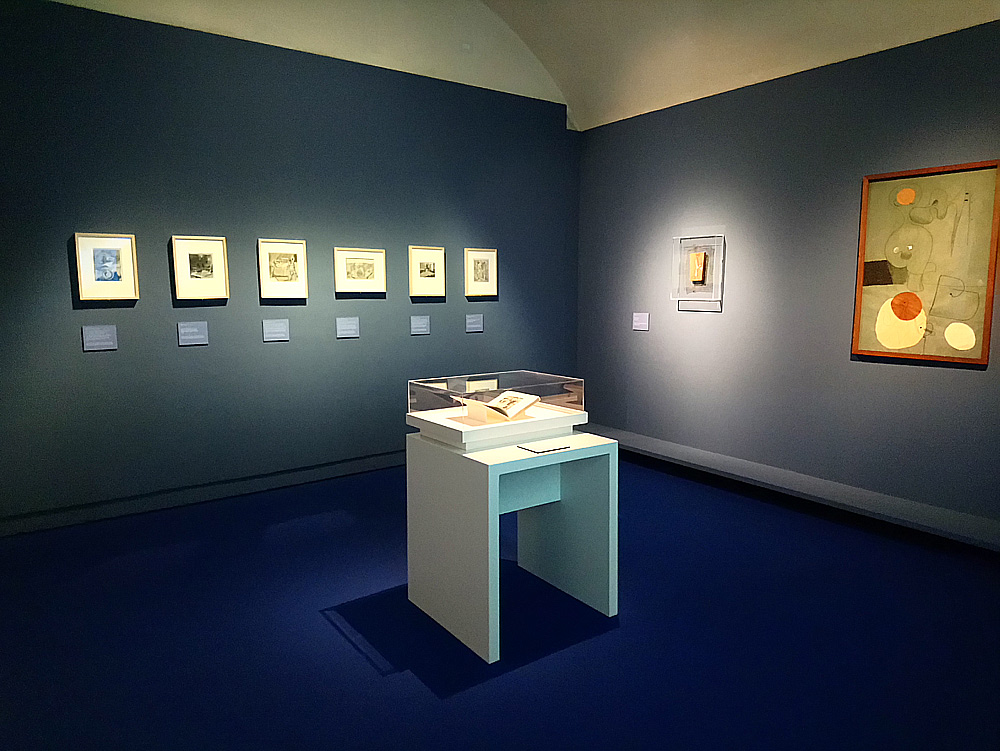 Sala della mostra sul grande surrealismo a Pisa Sala della mostra sul grande surrealismo a Pisa