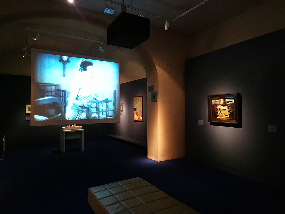 Sala della mostra sul grande surrealismo a Pisa Sala della mostra sul grande surrealismo a Pisa