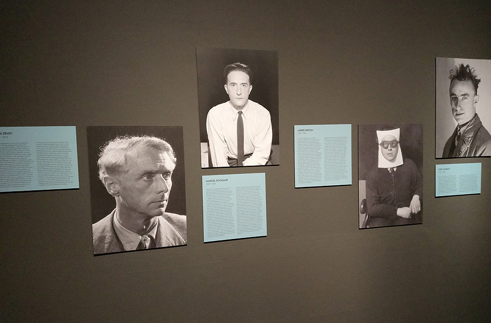 Sala della mostra sul grande surrealismo a Pisa Sala della mostra sul grande surrealismo a Pisa