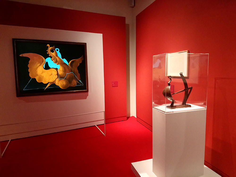 Sala della mostra sul grande surrealismo a Pisa Sala della mostra sul grande surrealismo a Pisa