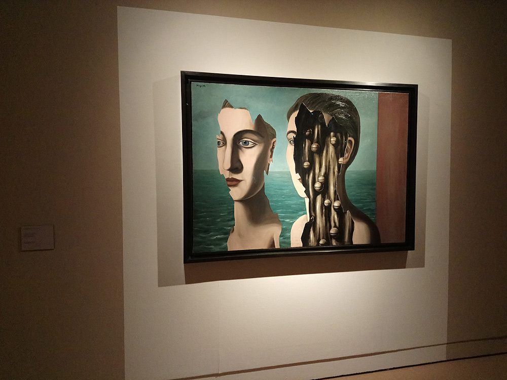 Sala della mostra sul grande surrealismo a Pisa Sala della mostra sul grande surrealismo a Pisa